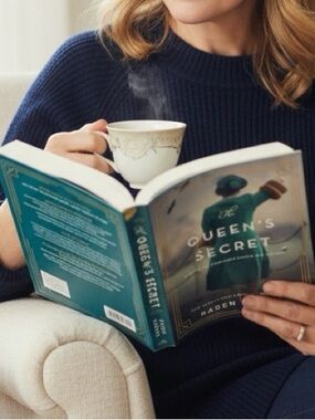 👛 2/$15 Novel THE QUEEN'S SECRET Authoer Karen Harper
